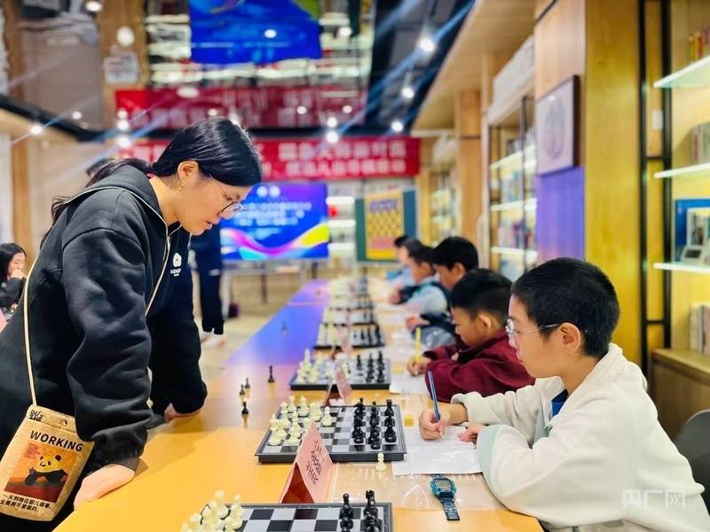 开元棋牌在线国际象棋大师叶江川、侯逸凡助